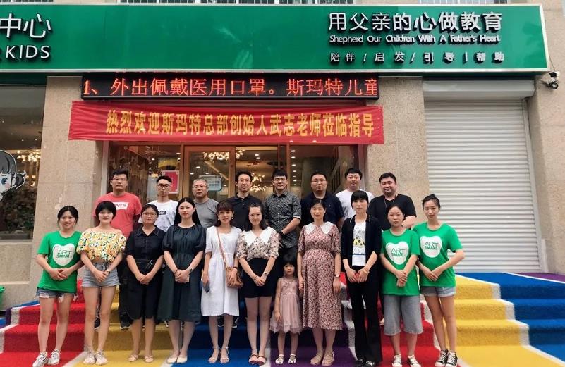 與校區負責人合影