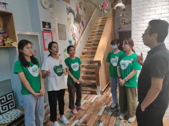 與校區負責人交談